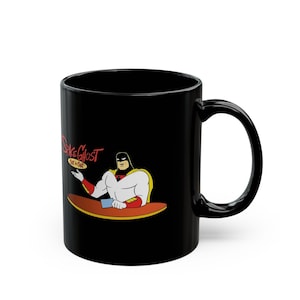 Peut inclure: Mug en céramique noire avec une illustration de Space Ghost. Le personnage porte un costume blanc, rouge et jaune, sur une planche de surf. Le mug porte l'inscription "Space Ghost" en rouge et jaune.