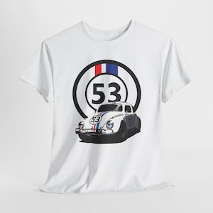 Peut inclure: Un t-shirt blanc à manches courtes orné d'un graphisme représentant une voiture ancienne blanche avec le numéro 53 sur le capot et la portière. Le motif inclut un cercle noir avec des bandes verticales rouge et bleue et le numéro 53 au-dessus.