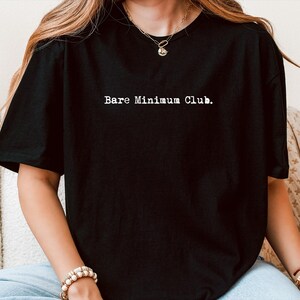 Bare Minimum Club T-shirt | Rolig minimalistisk citat-T-shirt | Sarkastisk T-shirt för introverta | Unisex casual grafisk T-shirt