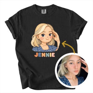 Könnte beinhalten: Eine weiße Keramik-Tasse mit schwarzem Henkel und dem Text "But First, Coffee" in schwarzer, fetter Schrift. Die Tasse steht auf einer weißen Oberfläche.