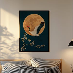 ジャパンディ ウォールアート、侘び寂び ウォールアート、金色の月の上に描かれた日本の鶴のプリント、紺と金の禅ポスター、ミニマリストの鳥のアート、部屋の装飾