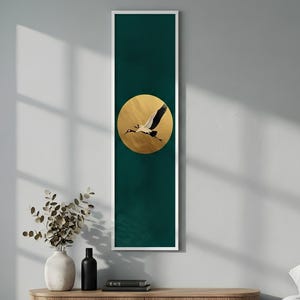 Puede incluir: Una pieza de arte mural rectangular, alta y vertical, con un fondo verde bosque profundo. Centrado en la parte superior hay un gran disco circular dorado con una grulla blanca y negra representada en pleno vuelo en el centro del círculo.
