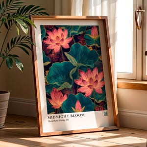 Könnte beinhalten: Ein gerahmter Kunstdruck mit einem floralen Design aus rosa Lotusblüten und großen türkisfarbenen Blättern mit goldenen Akzenten. Der Druck trägt den Titel "MIDNIGHT BLOOM" und enthält den Text "QuietSabi Study 05". Der Rahmen ist aus Holz.