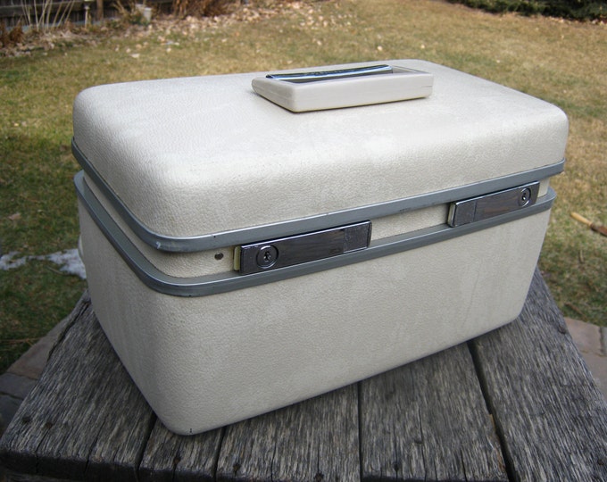 Samsonite White Train Travel Case Royal Traveller Medalist Make up Case