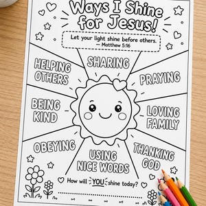 Op de afbeelding: Zwart-wit kleurplaat met de tekst "Ways I Shine for Jesus!" en een illustratie van een lachende zon. De pagina bevat prompts als "Helping Others" en "Using Nice Words". Gekleurde potloden in roze, oranje, blauw en groen zijn zichtbaar.