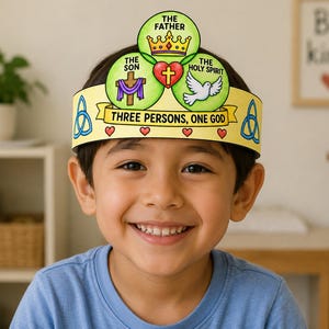 Pode incluir: Uma criança usando uma coroa de papel amarela com o texto "THREE PERSONS, ONE GOD". A coroa apresenta ilustrações de uma coroa, coração, pomba e cruz. A criança está vestindo uma camisa azul e sorrindo.