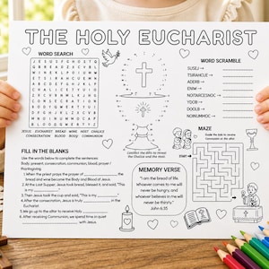 Può includere: Un foglio di attività bianco intitolato "The Holy Eucharist" con cruciverba, anagrammi, esercizi di completamento, labirinto e versetto della memoria. Il foglio è tenuto da un bambino, con matite colorate visibili.
