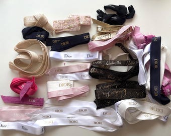 Lot de rubans DIOR CHANEL en vrac, couleurs assorties, pour emballage cadeau. Grand paquet.