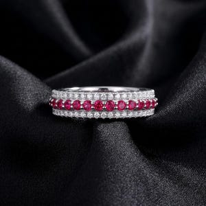 Może przedstawiać: Biały ceramiczny kubek z czarnym uchem i napisem "But First, Coffee" w stylu ręcznym. Kubek ma prawdopodobnie pojemność 325-440 ml, idealny na poranny napój.