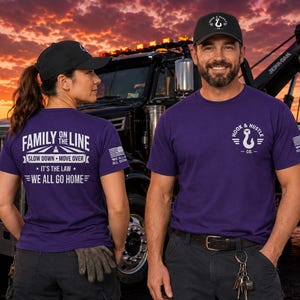 以下が含まれることがあります： 紫色のTシャツ2枚と黒い野球帽。Tシャツの背中には「FAMILY ON THE LINE, SLOW DOWN MOVE OVER, IT'S THE LAW, WE ALL GO HOME」という文字がプリントされています。もう一方のTシャツの前面には、白い「Hook & Hustle Co.」のロゴがデザインされています。