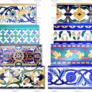 Może przedstawiać: Kolekcja dekoracyjnych płytek ceramicznych z różnymi wzorami kwiatowymi i geometrycznymi. Płytki prezentują gamę kolorów, w tym niebieski, żółty, zielony i pomarańczowy, ze skomplikowanymi wzorami. Każda płytka jest prostokątna i wydaje się być ręcznie malowana.