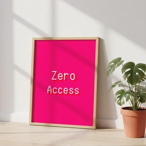 Peut inclure: Une affiche encadrée avec les mots "Zero Access" en blanc avec une ombre rouge, sur un fond rose vif. Le cadre est de couleur bois clair. Une plante en pot avec de grandes feuilles vertes est à droite.