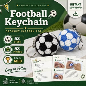 Op de afbeelding: Een digitaal haakpatroon in PDF voor een voetbal-sleutelhanger, met twee afgewerkte bolvormige sleutelhangers in zwart-wit en blauw-wit, naast geprinte instructiepagina's met 53 stappen en 53 foto's voor een gemiddeld niveau.