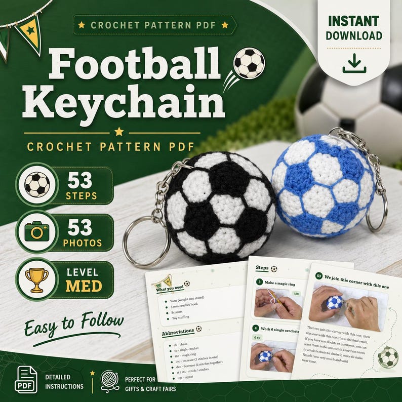 Op de afbeelding: Een digitaal haakpatroon in PDF voor een voetbal-sleutelhanger, met twee afgewerkte bolvormige sleutelhangers in zwart-wit en blauw-wit, naast geprinte instructiepagina's met 53 stappen en 53 foto's voor een gemiddeld niveau.