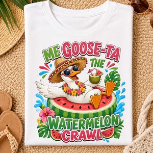 Peut inclure: Un t-shirt blanc avec une illustration d'une oie portant un sombrero en paille, des lunettes de soleil et un collier de fleurs, flottant sur une tranche de pastèque. L'oie tient une noix de coco. Le texte indique ME GOOSE-TA THE WATERMELON CRAWL.