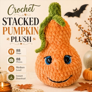 Pode incluir: Uma pel&uacute;cia de ab&oacute;bora empilhada de croch&ecirc; com corpo laranja texturizado, caule verde e olhos azuis grandes. O texto diz: Crochet STACKED PUMPKIN PLUSH, 88 Steps, 88 Photos, Medium Level, Instant Download. A pel&uacute;cia tem um sorriso preto bordado.