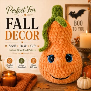 Pode incluir: Uma ab&oacute;bora de croch&ecirc; laranja com caule verde, olhos de pl&aacute;stico azul e um sorriso preto bordado. O texto diz: Perfect For FALL DECOR, Shelf, Desk, Gift, Instant Download Pattern, Crochet Pattern, Instant Download, Great Gift Idea.