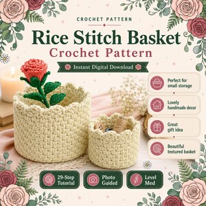 Op de afbeelding: Een digitaal haakpatroon voor een rijststeekmand, met twee cr&egrave;mekleurige, getextureerde manden met geschulpte randen. E&eacute;n mand bevat een gehaakte rode roos met groene bladeren. De tekst luidt Rice Stitch Basket Crochet Pattern.