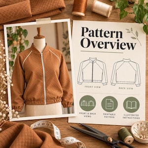Puede incluir: Una chaqueta bomber acolchada de color marrón con cremallera frontal blanca y mangas raglán, expuesta en un maniquí junto a una hoja de patrón con dibujos técnicos, instrucciones de costura y una cinta métrica.