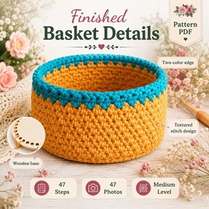 Peut inclure: Un panier rond au crochet avec un corps jaune moutarde au motif texturé et un bord bleu sarcelle. Le panier comprend une base circulaire en bois avec des trous pré-percés. Le texte indique Finished Basket Details, Pattern PDF, 47 Steps, 47 Photos, Medium Level, Two-color edge, Textured stitch design et Wooden base.