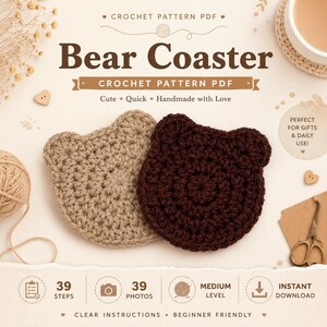 Może przedstawiać: Cyfrowy wz&oacute;r szydełkowy w formacie PDF na podstawkę pod kubek w kształcie misia, z tekstem Bear Coaster, Crochet Pattern PDF, 39 steps, 39 photos oraz instant download. Obraz przedstawia dwie okrągłe podstawki w kształcie misia z beżowej i brązowej wł&oacute;czki.