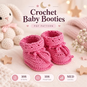 Op de afbeelding: Een paar felroze gehaakte babyslofjes met een textuursteekpatroon en striksluitingen. De tekst luidt Crochet Baby Booties PDF PATTERN, 108 STEPS, 108 PHOTOS en MED LEVEL. Een gehaakt konijnenspeeltje en houten sterren zijn zichtbaar.