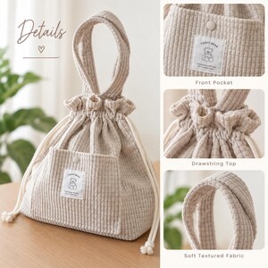 Peut inclure: Un sac &agrave; cordon en tissu beige &agrave; texture gaufr&eacute;e dot&eacute; d'une poign&eacute;e sup&eacute;rieure, d'une poche avant avec fermeture &agrave; bouton-pression et d'une &eacute;tiquette rectangulaire blanche avec une illustration d'ours en peluche et le texte Teddy Bear.