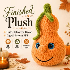 Pode incluir: Uma pel&uacute;cia de ab&oacute;bora laranja feita de croch&ecirc; com um caule verde, olhos azuis e um sorriso bordado. O texto diz: Finished Plush, Cute Halloween Decor, Digital Pattern PDF, 88 Steps, 88 Photos, Medium Level. A pel&uacute;cia tem uma textura de fio.