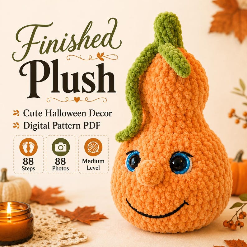 Pode incluir: Uma pel&uacute;cia de ab&oacute;bora laranja feita de croch&ecirc; com um caule verde, olhos azuis e um sorriso bordado. O texto diz: Finished Plush, Cute Halloween Decor, Digital Pattern PDF, 88 Steps, 88 Photos, Medium Level. A pel&uacute;cia tem uma textura de fio.