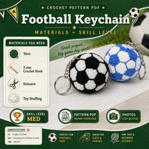 Op de afbeelding: Een digitaal haakpatroon PDF voor een voetbal sleutelhanger. De afbeelding toont twee afgewerkte bolvormige sleutelhangers, &eacute;&eacute;n in zwart-wit en &eacute;&eacute;n in blauw-wit, naast een lijst met benodigde materialen inclusief een 3 mm haaknaald.