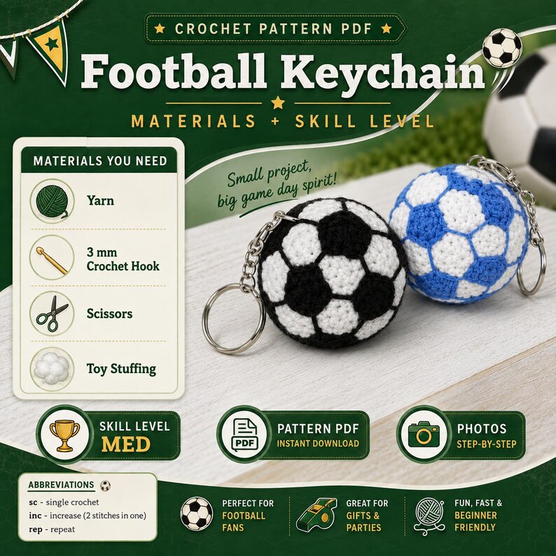 Op de afbeelding: Een digitaal haakpatroon PDF voor een voetbal sleutelhanger. De afbeelding toont twee afgewerkte bolvormige sleutelhangers, &eacute;&eacute;n in zwart-wit en &eacute;&eacute;n in blauw-wit, naast een lijst met benodigde materialen inclusief een 3 mm haaknaald.