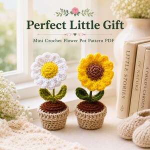 Op de afbeelding: Twee gehaakte bloemen in kleine potjes, een met witte bloemblaadjes en een geel hart, de andere met gele bloemblaadjes en een bruin hart. De tekst luidt: Perfect Little Gift, Mini Crochet Flower Pot Pattern PDF.