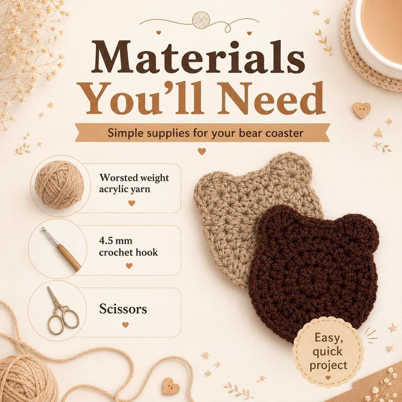 Może przedstawiać: Grafika instruktażowa zatytułowana Materials You'll Need do projektu podkładki pod kubek w kształcie misia. Wymienia przędzę akrylową, szydełko 4,5 mm i nożyczki. Przedstawiono dwie szydełkowane podkładki w kolorze jasnego i ciemnego brązu.