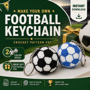 Op de afbeelding: Een digitaal haakpatroon PDF voor een voetbal-sleutelhanger, met de tekst MAKE YOUR OWN FOOTBALL KEYCHAIN. De afbeelding toont twee bolvormige gehaakte voetballen, &eacute;&eacute;n in zwart-wit en &eacute;&eacute;n in blauw-wit, voorzien van metalen sleutelringen.
