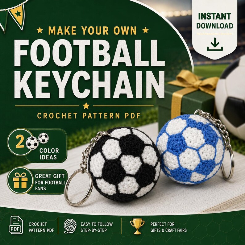 Op de afbeelding: Een digitaal haakpatroon PDF voor een voetbal-sleutelhanger, met de tekst MAKE YOUR OWN FOOTBALL KEYCHAIN. De afbeelding toont twee bolvormige gehaakte voetballen, &eacute;&eacute;n in zwart-wit en &eacute;&eacute;n in blauw-wit, voorzien van metalen sleutelringen.