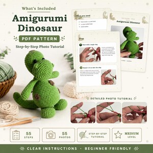 Op de afbeelding: Een digitaal PDF-patroon voor een amigurumi-dinosaurus, met een groen gehaakt dinosaurus-speeltje, stapsgewijze fototutorials, 55 stappen, 55 foto's en duidelijke instructies voor een gemiddeld project met een haaknaald van 2,5 mm.