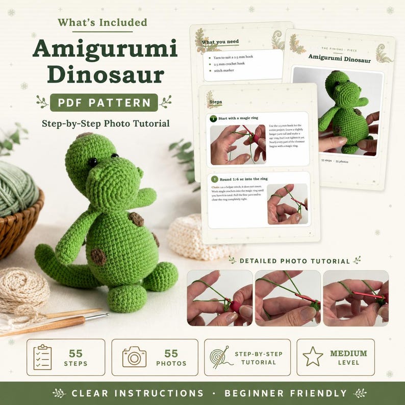 Op de afbeelding: Een digitaal PDF-patroon voor een amigurumi-dinosaurus, met een groen gehaakt dinosaurus-speeltje, stapsgewijze fototutorials, 55 stappen, 55 foto's en duidelijke instructies voor een gemiddeld project met een haaknaald van 2,5 mm.