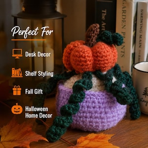 Peut inclure: Une citrouille orange crochetée avec une tige marron et des vrilles vert foncé bouclées, placée dans un pot crocheté violet clair. L'image contient le texte Perfect For Desk Decor, Shelf Styling, Fall Gift, et Halloween Home Decor.