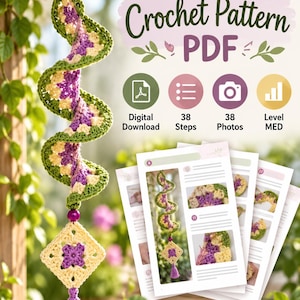 K&ouml;nnte beinhalten: Eine H&auml;kelanleitung als PDF f&uuml;r ein spiralf&ouml;rmiges H&auml;ngedekor aus gr&uuml;nem, violettem und cremefarbenem Garn. Das Dokument enth&auml;lt 38 Schritte, 38 Fotos und einen mittleren Schwierigkeitsgrad. Ein quadratisches Motiv mit violettem Quastenanh&auml;nger.
