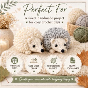 Peut inclure: Deux figurines hérissons au crochet, une crème et une grise, avec des dos en boucles texturées et des visages lisses aux yeux et nez en perles noires. L'image contient le texte : Perfect For, A sweet handmade project for cozy crochet days, et Create your own adorable hedgehog today, avec quatre icônes circulaires étiquetées Handmade Gifts, Cute Shelf Decor, Fun Weekend Project, et Instant Download PDF.