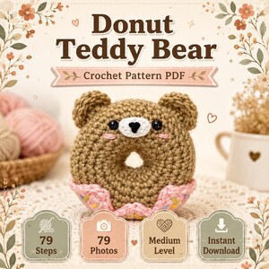 Op de afbeelding: Een haakpatroon PDF voor een teddybeer in de vorm van een donut. De afbeelding toont een bruine, donutvormige beer met een roze geglazuurde basis, zwarte ogen en een witte snuit. De tekst bevat 'Donut Teddy Bear', 'Crochet Pattern PDF', '79 Steps', '79 Photos', 'Medium Level' en 'Instant Download'.