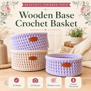 Peut inclure: Trois paniers au crochet ronds avec des bases en bois, deux en violet clair et un en beige. Chaque panier comporte une petite étiquette ovale marron marquée Hand Made. L'image contient le texte : Beautiful Finished Piece, Wooden Base Crochet Basket, 33 Steps, 33 Photos, Medium Level, Instant Download.