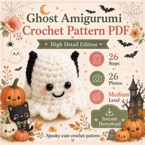 Peut inclure: Un patron de crochet PDF numérique pour un amigurumi fantôme, montrant un fantôme blanc crocheté avec des oreilles noires, des joues roses et des yeux noirs. Le texte indique Ghost Amigurumi Crochet Pattern PDF, High Detail Edition, 26 Steps, 26 Photos, Medium Level, Instant Download, et Spooky-cute crochet pattern.