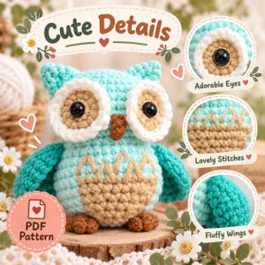 Op de afbeelding: Een gehaakt uilenspeeltje van lichtblauw, taling en beige garen. De uil heeft grote zwarte veiligheidsogen, een beige snavel en getextureerde vleugels. Tekst op de afbeelding bevat "Cute Details", "Adorable Eyes", "Lovely Stitches", "Fluffy Wings" en "PDF Pattern".