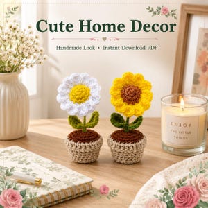 Op de afbeelding: Twee gehaakte bloemen in potjes, &eacute;&eacute;n met witte bloemblaadjes en een geel hart, de andere met gele bloemblaadjes en een bruin hart, in beige potjes met groene stelen en bladeren, met de tekst Cute Home Decor en Instant Download PDF.