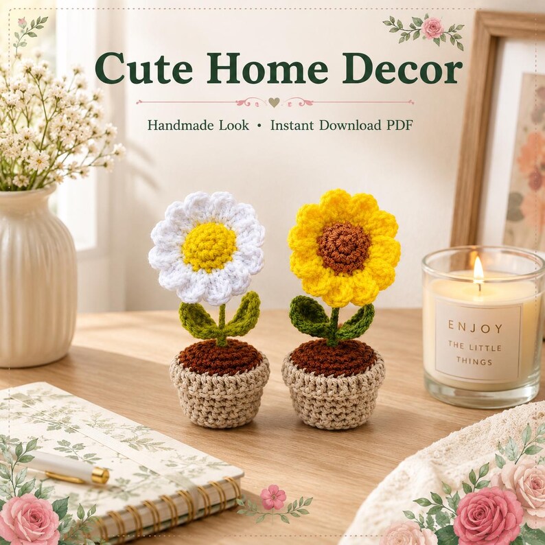 Op de afbeelding: Twee gehaakte bloemen in potjes, &eacute;&eacute;n met witte bloemblaadjes en een geel hart, de andere met gele bloemblaadjes en een bruin hart, in beige potjes met groene stelen en bladeren, met de tekst Cute Home Decor en Instant Download PDF.