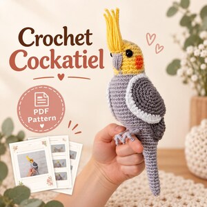 Op de afbeelding: Een gehaakte valkparkiet met een gele kuif, grijs lichaam, witte vleugelvlekken en oranje wangvlekken. De tekst "Crochet Cockatiel" en "PDF Pattern" is zichtbaar. De vogel wordt getoond naast geprinte instructiekaarten met foto's.