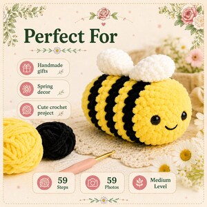 Puede incluir: Un peluche de abeja tejido a ganchillo con rayas amarillas y negras y alas blancas, acompa&ntilde;ado de ovillos de lana amarilla y negra, un ganchillo y texto que incluye Perfect For, Handmade gifts, Spring decor, Cute crochet project, 59 Steps, 59 Photos y Medium Level.