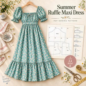 K&ouml;nnte beinhalten: Ein t&uuml;rkisfarbenes Maxikleid mit wei&szlig;em G&auml;nsebl&uuml;mchenmuster, Puff&auml;rmeln und eckigem Ausschnitt. Das Bild enth&auml;lt ein PDF-Schnittmuster mit der Aufschrift Summer Ruffle Maxi Dress, eine Schere, ein Ma&szlig;band und eine kleine Schale mit Stecknadeln.
