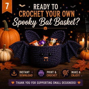Pu&ograve; includere: Un cestino all'uncinetto viola scuro a forma di pipistrello con due ali, occhi neri e zanne arancioni. Il testo recita: READY TO CROCHET YOUR OWN Spooky Bat Basket? INSTANT DOWNLOAD, PRINT & CROCHET, MAKE & ENJOY! THANK YOU FOR SUPPORTING SMALL DESIGNERS!
